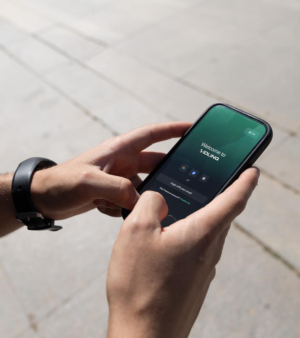 Manos sujetando un smartphone sobre una superficie metálica cepillada
